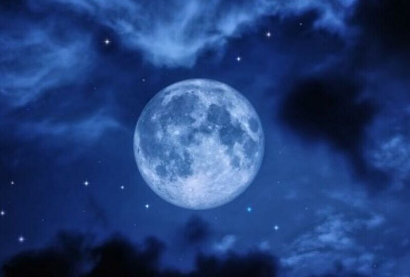 Polna Luna v noči čarovnic